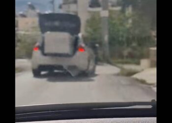 Viral βίντεο με περιπολικό που κουβαλάει ψυγείο