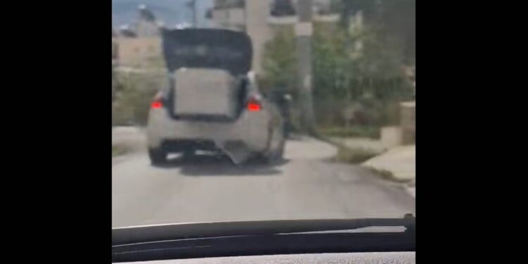 Viral βίντεο με περιπολικό που κουβαλάει ψυγείο