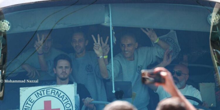 Στη Ραμάλα οι Παλαιστίνιοι που αποφυλακίστηκαν από το Ισραήλ (Photos/Video)