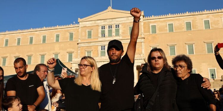 «Μέχρι τέλους»: Χιλιάδες στο πλευρό του Πάνου Ρούτσι στο Σύνταγμα