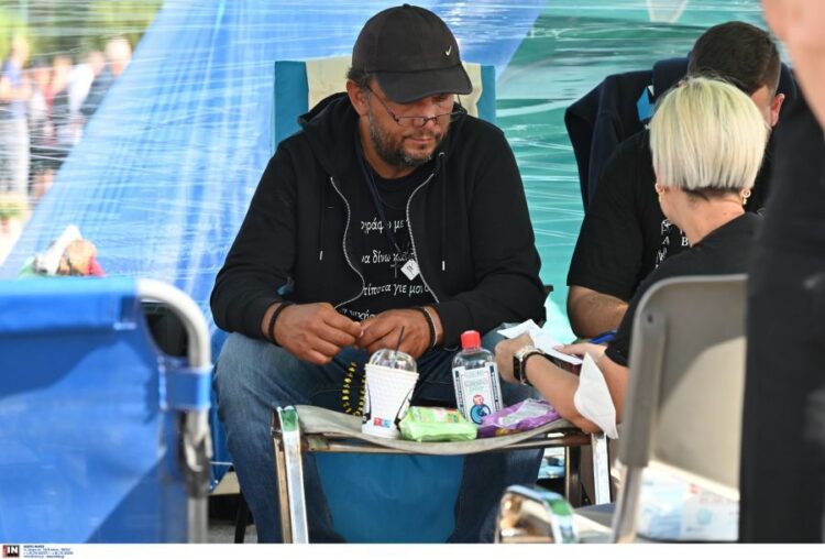 Στο Σύνταγμα και πάλι ο Πάνος Ρούτσι: Νέο «όχι» σε κάθε ιατροφαρμακευτική φροντίδα