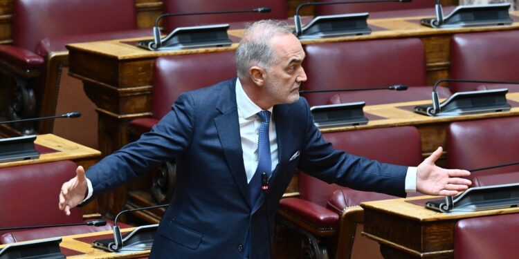 Ένταση στη Βουλή για την ηλεκτρική διασύνδεση Ελλάδας-Κύπρου: «Ντροπή σου» φώναζε ο Σαλμάς στον Τσάφο