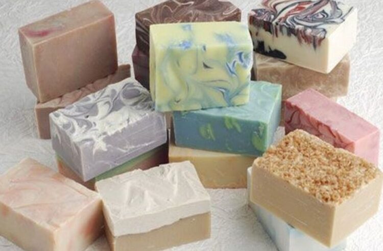 Αγορά σαπουνιών και απορρυπαντικών: Οι αποεπενδύσεις των πολυεθνικών οδηγούν σε ανάπτυξη τις εγχώριες επιχειρήσεις