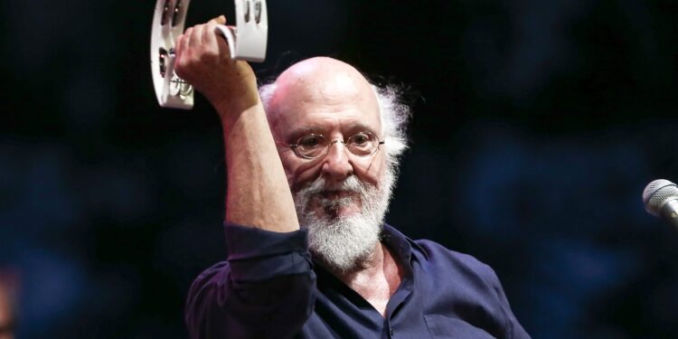 Στο νοσοκομείο παραμένει ο Διονύσης Σαββόπουλος – Τα νεότερα για την υγεία του