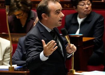 Γαλλία: Η Εθνοσυνέλευση απέρριψε την πρόταση μομφής κατά της κυβέρνησης Λεκορνί