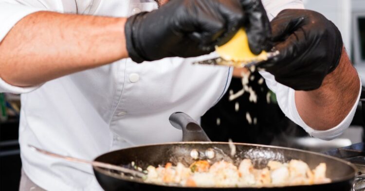 Στη φυλακή ο γνωστός τηλεοπτικός σεφ – Οι κατηγορίες που τον βαρύνουν