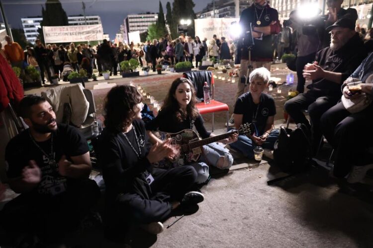 “Η πλατεία Συντάγματος να μείνει ελεύθερη”- Πλήθος κόσμου στη συγκέντρωση