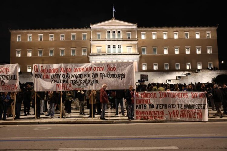 “Η πλατεία Συντάγματος να μείνει ελεύθερη”- Πλήθος κόσμου στη συγκέντρωση