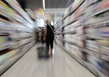 Με «άσφαιρα» επιχειρούν να νικήσουν το «τέρας» της ακρίβειας