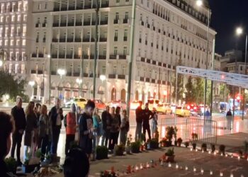 Ανατριχιαστική στιγμή στο Σύνταγμα – Έσπασαν τον αποκλεισμός της αστυνομίας (βίντεο)