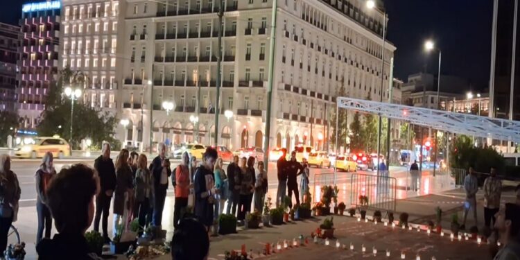 Ανατριχιαστική στιγμή στο Σύνταγμα – Έσπασαν τον αποκλεισμό της αστυνομίας (βίντεο)
