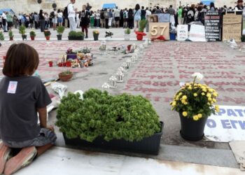 Αδιανόητο: θα βάλουν το στρατό να ξηλώνει τα «τσαντίρια» στο Σύνταγμα