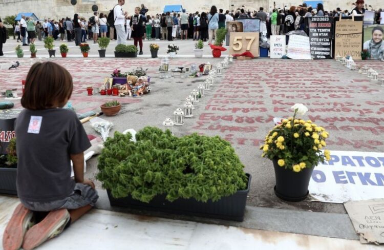 Αδιανόητο: θα βάλουν το στρατό να ξηλώνει τα «τσαντίρια» στο Σύνταγμα