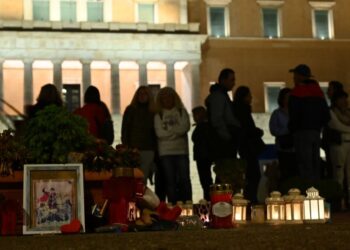 Άγνωστος Στρατιώτης: Ξανάγραψαν τα ονόματα των θυμάτων των Τεμπών  – Πλήθος κόσμου στο Σύνταγμα