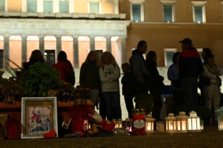 Άγνωστος Στρατιώτης: Ξανάγραψαν τα ονόματα των θυμάτων των Τεμπών  – Πλήθος κόσμου στο Σύνταγμα