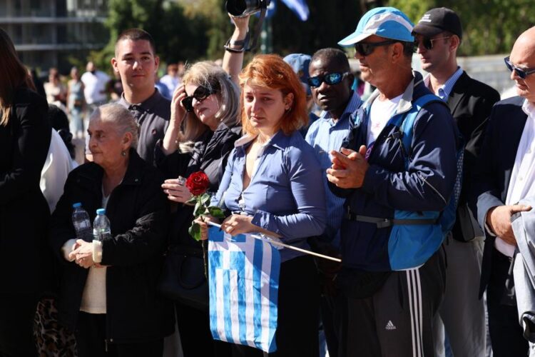 Σύνταγμα: M΄ένα λουλούδι στο «μνημείο των Τεμπών» –  Τα καρέ της τιμής στα θύματα της τραγωδίας