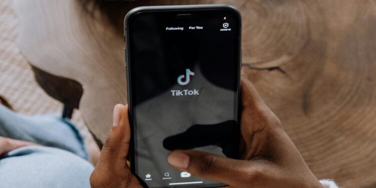 TikTok: ΗΠΑ και Κίνα σε τεχνο-θεολογική διαμάχη για την «ιερότητα» του αλγορίθμου
