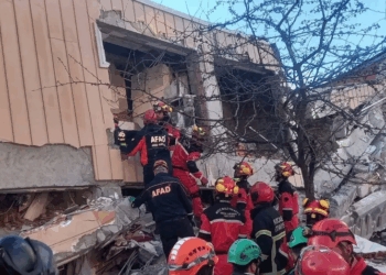 Τουρκία: Η στιγμή που 18χρονη βγαίνει ζωντανή μέσα από τα συντρίμμια πολυκατοικίας που κατέρρευσε (βίντεο)