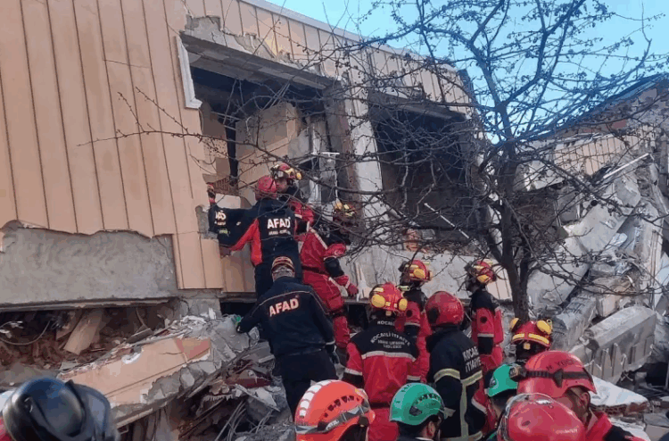 Τουρκία: Η στιγμή που 18χρονη βγαίνει ζωντανή μέσα από τα συντρίμμια πολυκατοικίας που κατέρρευσε (βίντεο)