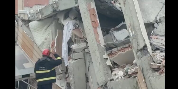 Τουρκία: Κατέρρευσε εξαώροφο κτίριο – Φόβοι για πολλούς παγιδευμένους