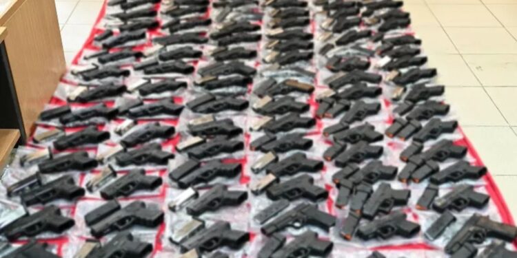 Έβρος: Στη δημοσιότητα οι εικόνες από το οπλοστάσιο των συλληφθέντων Τούρκων