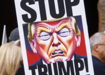 «Αγαπάμε τη χώρα μας, δεν ανεχόμαστε τον Τραμπ» – Μαζικές διαδηλώσεις σε όλη την Αμερική (Φωτό/Βίντεο)