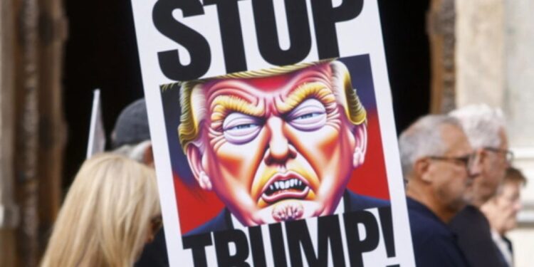 «Αγαπάμε τη χώρα μας, δεν ανεχόμαστε τον Τραμπ» – Μαζικές διαδηλώσεις σε όλη την Αμερική (Φωτό/Βίντεο)