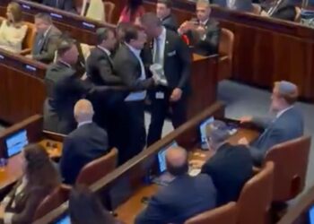 «Σηκωτούς» πήραν από την Κνεσέτ δύο βουλευτές που σήκωσαν πλακάτ μπροστά σε Τραμπ και Νετανιάχου