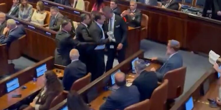 «Σηκωτούς» πήραν από την Κνεσέτ δύο βουλευτές που σήκωσαν πλακάτ μπροστά σε Τραμπ και Νετανιάχου