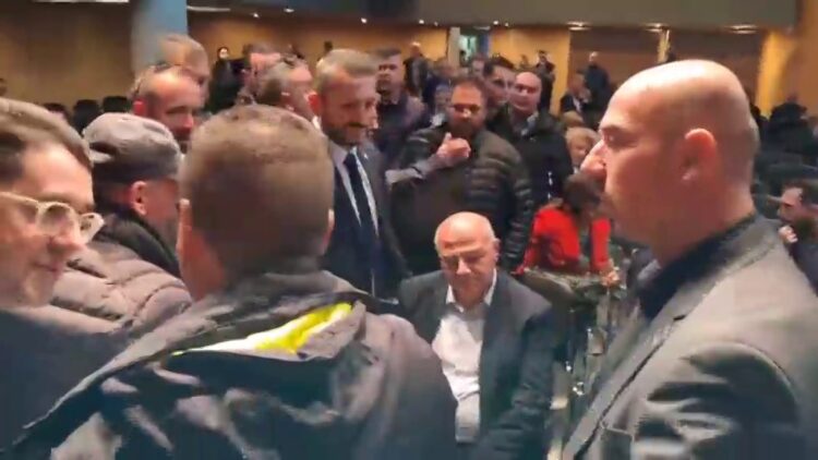 Αγρότες «περικύκλωσαν» τον Τσιάρα στην Λιβαδειά (βίντεο)