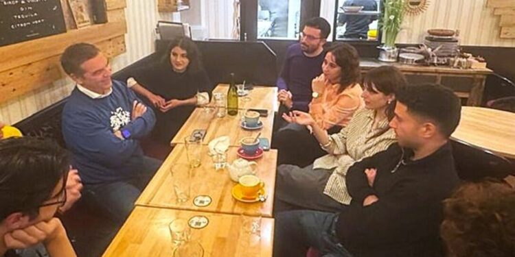 Για μπύρα με Έλληνες φοιτητές μετά την ομιλία στη Σορβόνη ο Τσίπρας – «Μάλλον εγώ ήμουν αυτός που έλυσα απορίες»