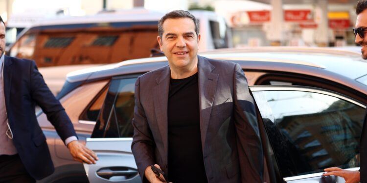 Παρέμβαση Τσίπρα για τον Άγνωστο Στρατιώτη: Ο Μητσοτάκης συμπεριφέρεται σαν ιδιοκτήτης του μνημείου, των νόμων και του Συντάγματος