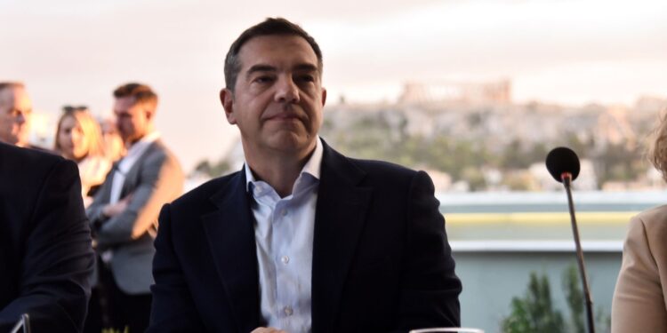 Πριν εκδοθεί σπάει ταμεία το βιβλίο Τσίπρα 