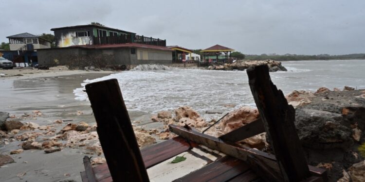 Ο φονικός τυφώνας Μελίσα άφησε την Τζαμάικα και φτάνει στην Κούβα