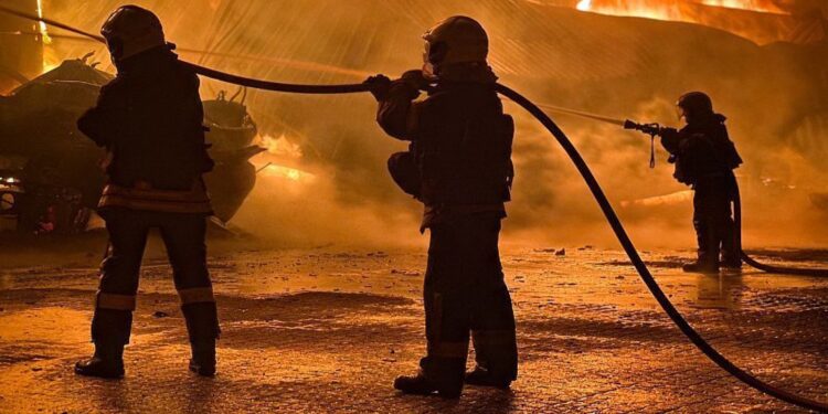 Ρωσικό σφυροκόπημα: Ακόμη μία νύχτα τρόμου στο Κίεβο με μαζικά πλήγματα