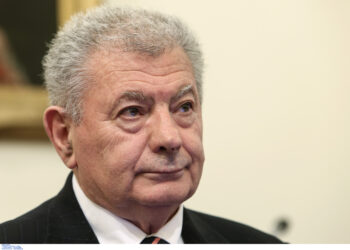 Συγκλονίζει ο γιος του Σήφη Βαλυράκη: «Η σορός του πατέρα μου ήταν σκεπασμένη με το μπουφάν του θείου μου – ήταν χτυπημένος στο πρόσωπο»