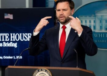 Ο Βανς δικαιολογεί σχόλια Ρεπουμπλικάνων όπως «λατρεύω τον Χίτλερ» ως «αστεία παιδιών»