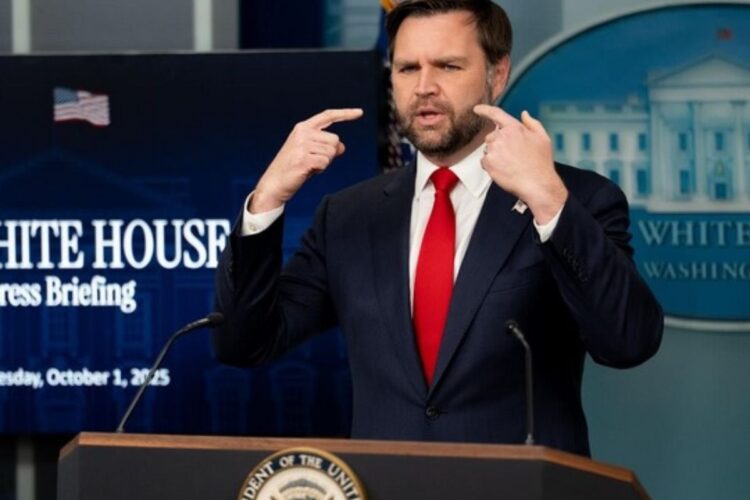 Ο Βανς δικαιολογεί σχόλια Ρεπουμπλικάνων όπως «λατρεύω τον Χίτλερ» ως «αστεία παιδιών»