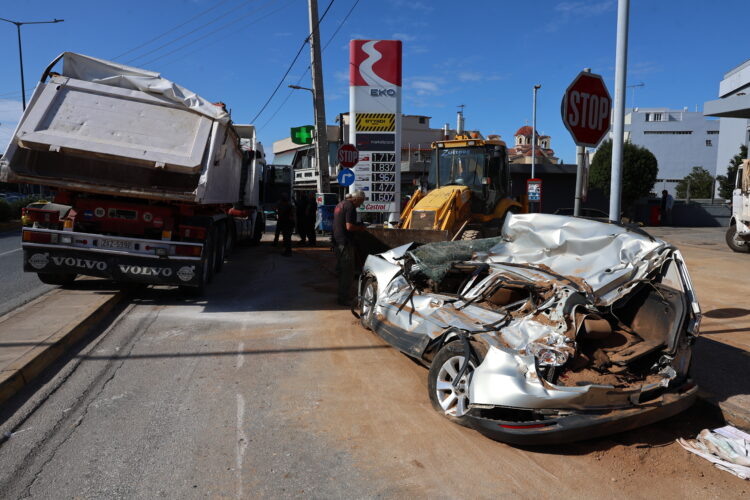 Βάρη: Νταλίκα ανετράπη και ισοπέδωσε ΙΧ