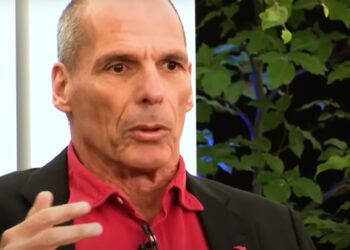 Αντιπαράθεση Βαρουφάκη – Nguyen για την «Big Tech» και τις μαζικές παρακολουθήσεις (βίντεο)