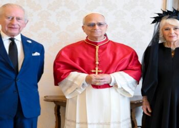 Πρώτη φορά μετά από 500 χρόνια κοινή προσευχή για Πάπα και Βρετανό Βασιλιά