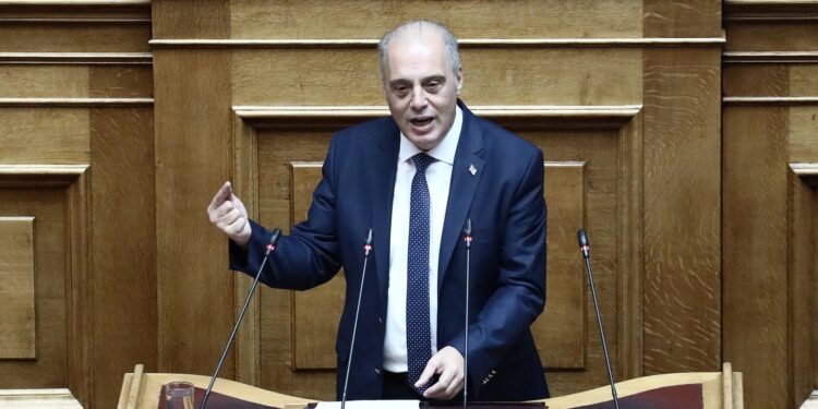 Χυδαία υπονοούμενα Βελόπουλου για Καιρίδη από το βήμα της Βουλής