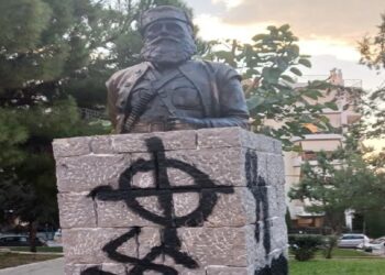 Πετρούπολη: Βεβήλωσαν με σβάστικες το μνημείο του Άρη Βελουχιώτη