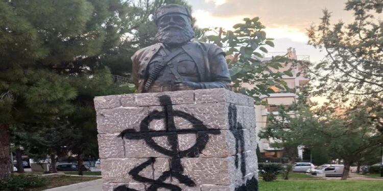 Πετρούπολη: Βεβήλωσαν με σβάστικες το μνημείο του Άρη Βελουχιώτη