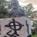 Πετρούπολη: Βεβήλωσαν με σβάστικες το μνημείο του Άρη Βελουχιώτη