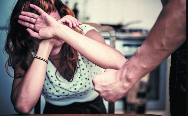 Αστυνομικός ξυλοκόπησε δημόσια την πρώην σύντροφό του – Το βίντεο που δημοσιοποίησε η ίδια