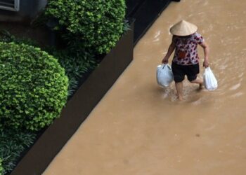 Βιετνάμ: Τουλάχιστον 13 νεκροί και 11 αγνοούμενοι από τις πλημμύρες