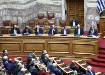 Σε πεδίο βολής για τα εθνικά θέματα μετατράπηκε η Βουλή