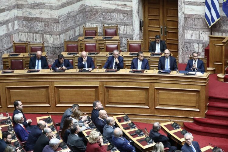 Σε πεδίο βολής για τα εθνικά θέματα μετατράπηκε η Βουλή