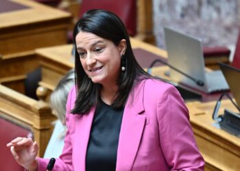 Πυρ ομαδόν της αντιπολίτευσης στη Βουλή κατά του αντεργατικού νόμου Κεραμέως